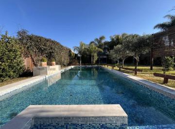 Casa · 204m² · 5 Ambientes · 2 Cocheras · Alquiler Temporal Enero Usd 5.000