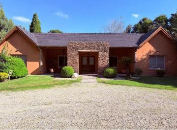 Casa · 390m² · 5 Ambientes · 1 Cochera · Casa Amoblada en Venta Campos de Roca I