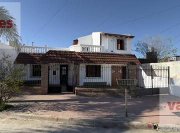 Casa · 259m² · 8 Ambientes · 2 Cocheras · Venta - Casa de 5 Dorm. con Quincho y Pileta en Alto Alberdi