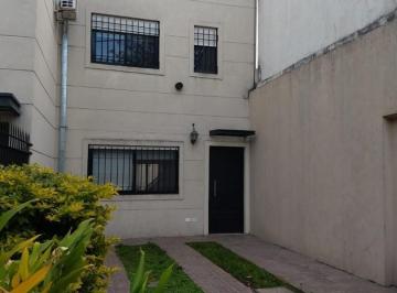 Casa · 120m² · 4 Ambientes · Triplex - Moderno - Galeria - Jardin - Impecable!