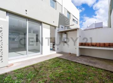 Casa · 65m² · 3 Ambientes · 1 Cochera · Dúplex en Venta de 2 Dorm. en Ringuelet
