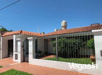 Casa · 139m² · 7 Ambientes · 1 Cochera · Ameghino Sud - Quincho y Pileta - Apto Crédito!