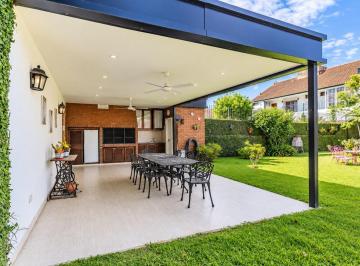 Casa · 450m² · 5 Ambientes · 4 Cocheras · Casa en Venta Quilmes Centro con Pileta y Parque