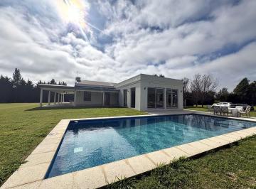 Casa · 420m² · 8 Ambientes · Casa en Venta de 8 Ambientes en Chacras del Paraná, Zarate
