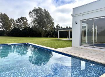 Casa · 420m² · 8 Ambientes · Casa en Alquiler de 8 Ambientes en Chacras del Paraná, Zarate