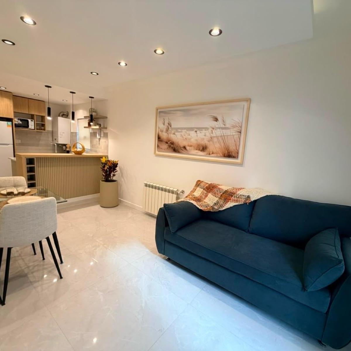 Venta de departamento 3 ambientes a la calle, con balcón francés