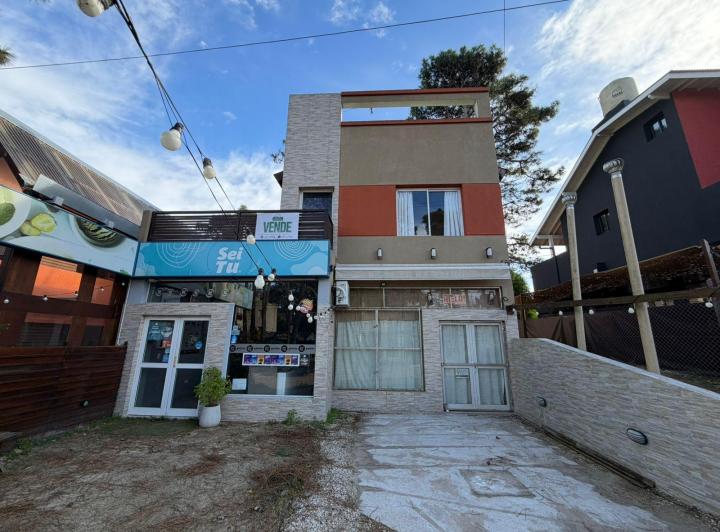 Local comercial · 215m² · 6 Ambientes · 2 Cocheras