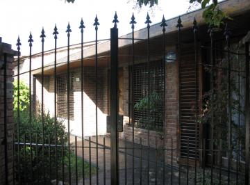 Casa de 4 ambientes, Almirante Brown · Chalet Muy Buena Construcción