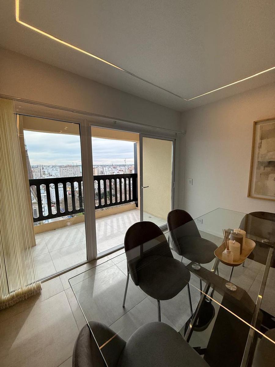 Venta de departamento 3 ambientes, a la calle, con balcón