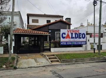 general-san-martin-villa-maipu-venta-casa-5-o-mas-ambientes · Casa 5 Ambientes con Jardìn Al Frente, Cochera y Fondo Libre