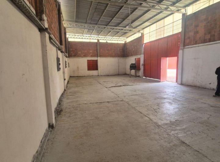 Bodega-Galpón · 500m² · 6 Ambientes · 2 Cocheras