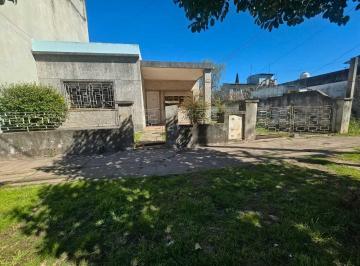 Casa · 80m² · 3 Ambientes · 1 Cochera · Casa en Lote Propio con Gran Jardin en Hurlingham