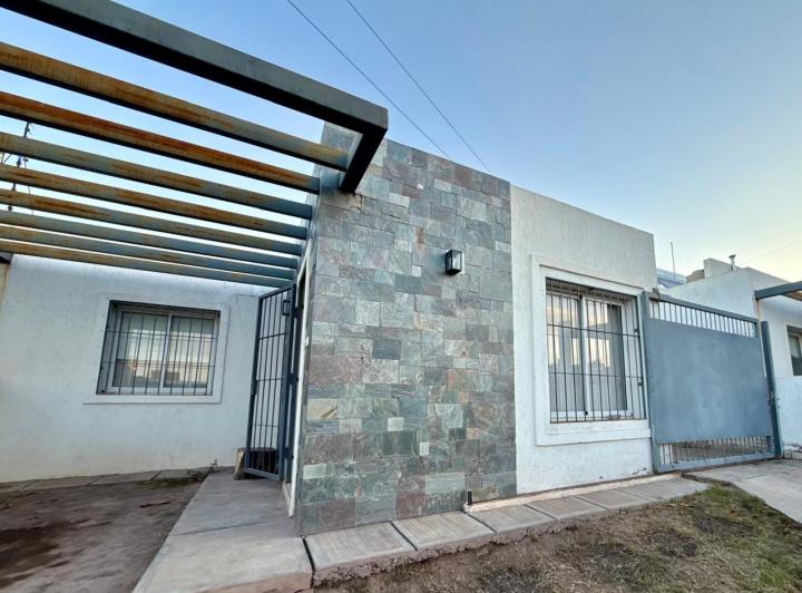 Casa · 65m² · 3 Ambientes · 2 Cocheras