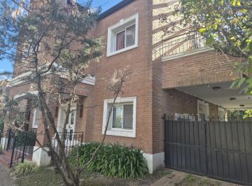 Casa · 190m² · 3 Dormitorios · 1 Cochera · Oportunidad! Casa en Venta en Lote Central en Santa Bárbara
