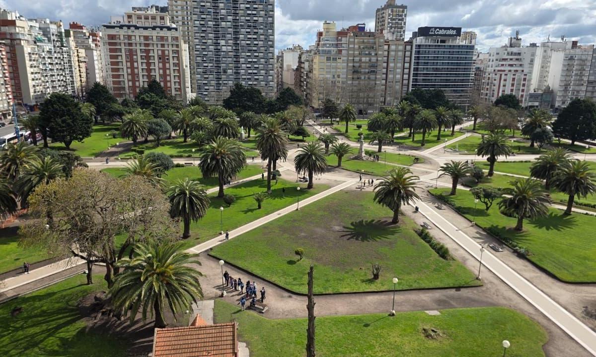Tres ambientes totalmente reciclado a nuevo con balcón saliente y espectacular vista panorámica a Plaza Colón