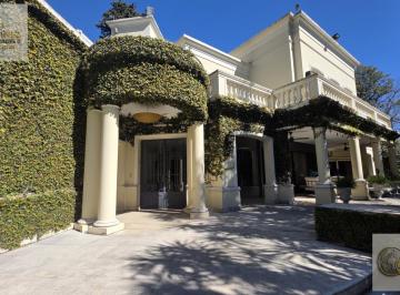 Casa · 750m² · 9 Ambientes · 7 Cocheras · Casa de Estilo Francés de 9 Ambientes