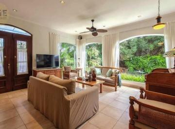 Casa · 195m² · 7 Ambientes · 1 Cochera · Casa en Venta en City Bell Entre Caminos de Estilo, Impecable