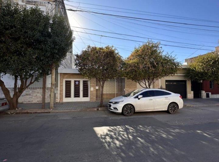 Casa · 148m² · 10 Ambientes · 1 Cochera