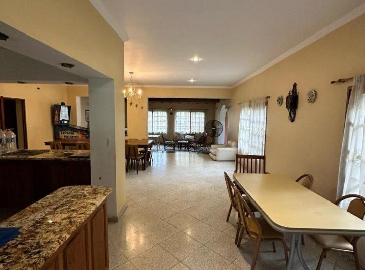 Casa · 400m² · 4 Ambientes · 1 Cochera