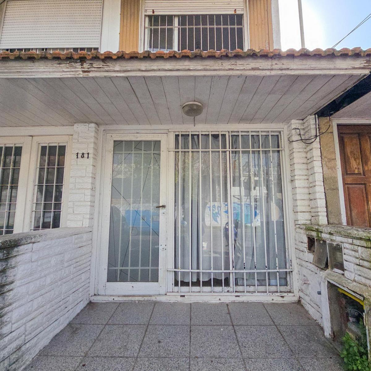 Ph dúplex al frente tres ambientes con patio. 60m2. Distribuido en dos plantas. Apto crédito.