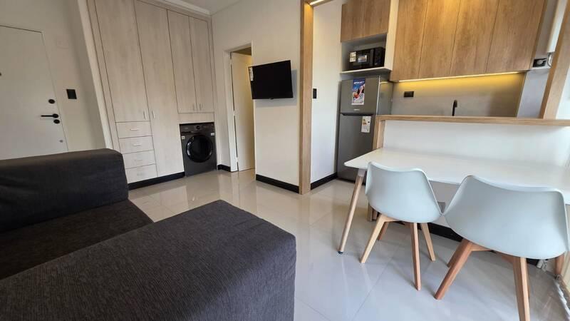 Ambiente al lateral muy luminoso - Cocina integrada con amoblamiento a medida - A estrenar
