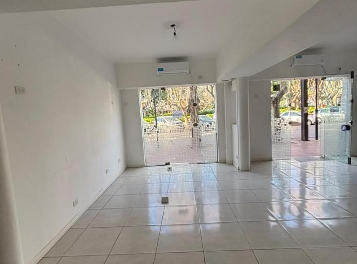 Local comercial · 80m² · 3 Ambientes