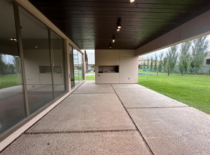 Casa · 260m² · 7 Ambientes · 2 Cocheras