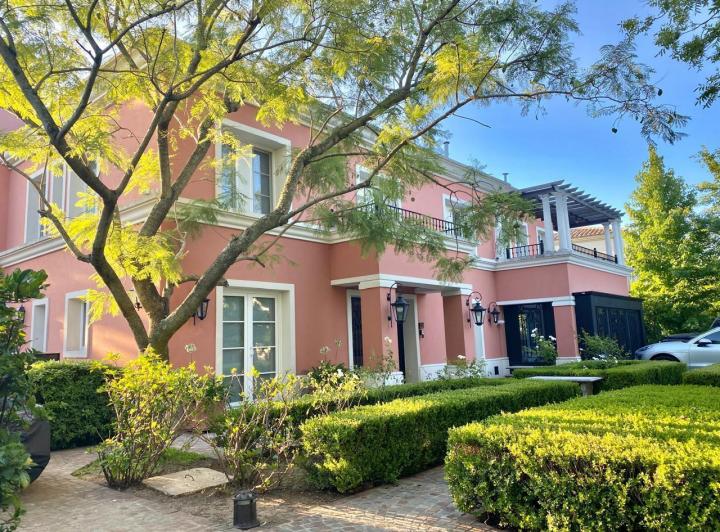 Casa · 450m² · 7 Ambientes · 2 Cocheras