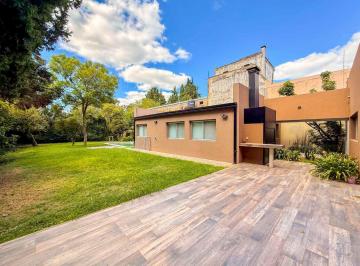 Casa · 216m² · 5 Ambientes · 2 Cocheras · Venta Casa en City Bell 3 Dorm. Piscina