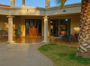 Casa · 500m² · 8 Ambientes · Remax Vende Bella Casa en Las Catalpas Lujan Mza