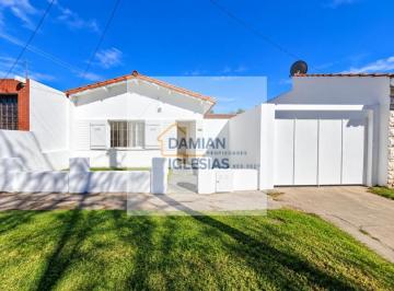 Casa · 75m² · 3 Ambientes · 2 Cocheras · Venta Casa 3amb Original Lote Propio Babrio Las Avs