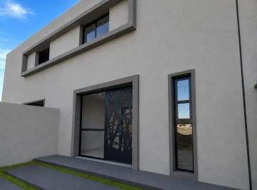 Casa · 118m² · 4 Ambientes · 2 Cocheras · Casa en Campos de Manantiales