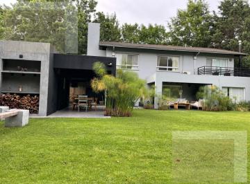 Casa · 240m² · 6 Ambientes · 4 Cocheras · Casa en Venta La Legua, Bajada Patricias Argentinas.5 Dorm.. Apto Crédito