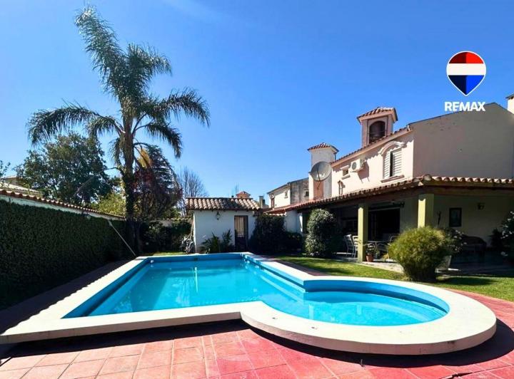 Casa · 200m² · 6 Ambientes · 3 Cocheras