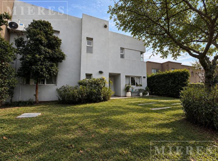 Casa · 180m² · 5 Ambientes · 2 Cocheras