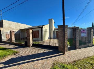Casa · 120m² · 4 Ambientes · 1 Cochera · Casa de 4 Ambientes a La Venta en Lujan Barrio Sarmiento con Patio y Cochera Apta Credito