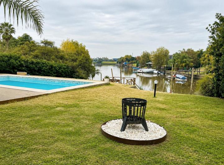 Casa · 250m² · 5 Ambientes · 2 Cocheras