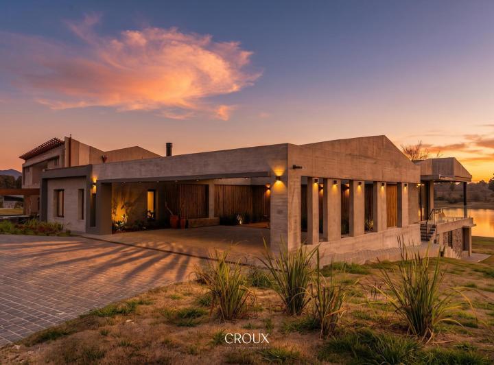 Casa · 520m² · 8 Ambientes · 4 Cocheras