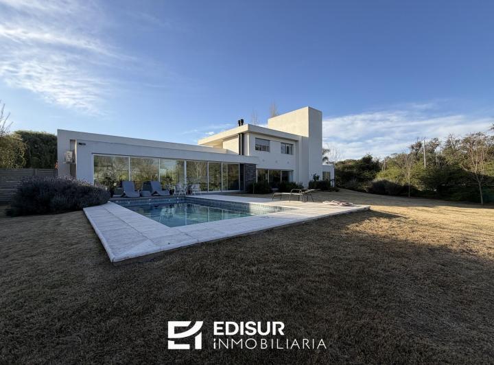 Casa · 595m² · 8 Ambientes · 2 Cocheras