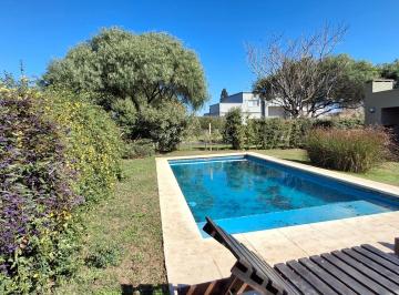 Casa · 130m² · 5 Ambientes · 3 Cocheras · Casa en Venta en Santa Guadalupe
