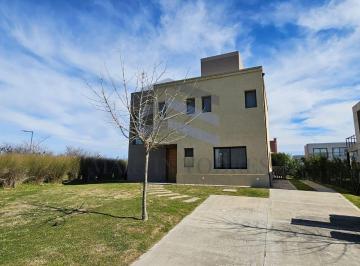 Casa de 5 ambientes, Escobar · Casa en Venta en Araucarias con Pileta en Araucarias, Puertos del Lago – Escobar