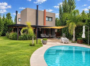 Casa · 860m² · 5 Ambientes · 2 Cocheras · Alquiler Temporario - Casa en Roldan