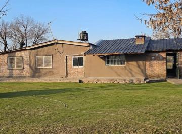 Casa · 284m² · 6 Ambientes · 2 Cocheras · Venta de Casa Quinta con Cochera Quincho Pileta
