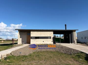 Casa · 280m² · 4 Ambientes · Casa en Alquiler en Barrio Los Juncos, Lujan, Acceso Oeste