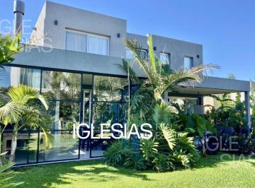 Casa · 210m² · 4 Ambientes · 2 Cocheras · Casa de 3 Dorm. en Venta y Alquiler Amoblada, en Las Tipas, Nordelta