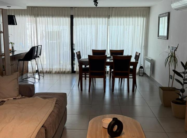 Casa · 160m² · 5 Ambientes · 2 Cocheras