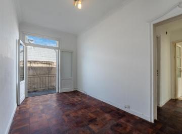 Departamento · 40m² · 2 Ambientes · 2 Ambientes con Balcón y Terraza Compartida en Edificio Antiguo de Categoría - Pavón 4200