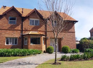 Casa · 300m² · 5 Ambientes · Casa en Alquiler - 3 Dorm. 4 Baños - 842 m - Tigre