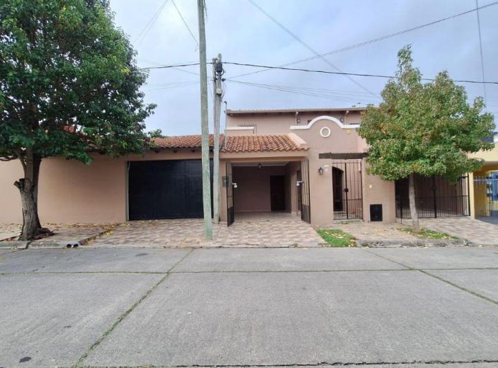 Casa · 350m² · 8 Ambientes · 4 Cocheras