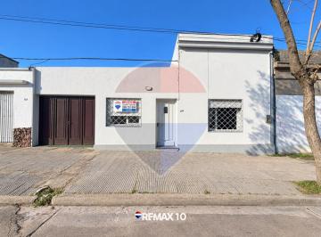 Casa · 144m² · 8 Ambientes · 1 Cochera · Venta de Casa - 3 Dorm - Garage - Av Principal